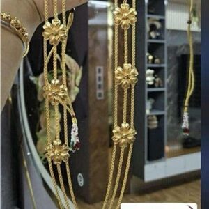 Elegant Gold Floral Necklace